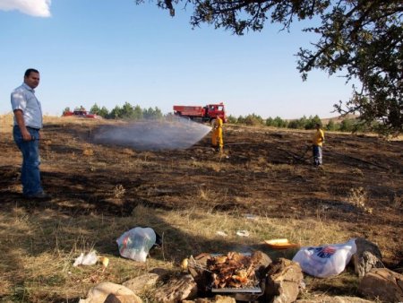 Yangın çıkınca etleri mangalda bırakıp kaçtılar