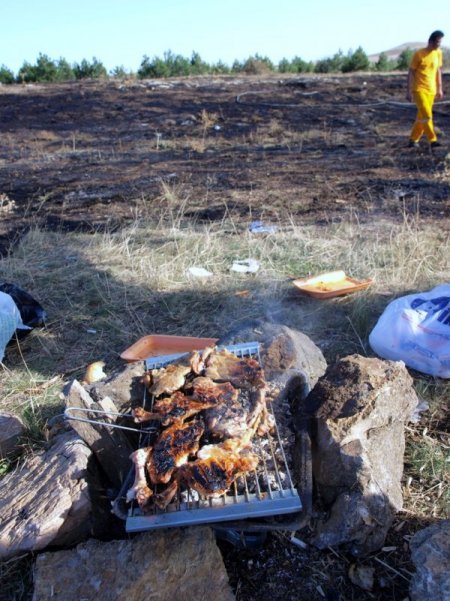 Yangın çıkınca etleri mangalda bırakıp kaçtılar