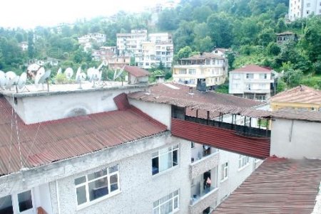 Yangın Merdiveni İçin Yer Kalmayınca İki Bina Arasına Köprü Kuruldu