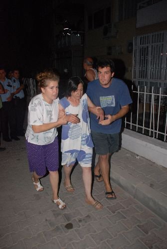 Yangın Sırasında Evden Çıkamayınca Balkona Çıkıp Yardım Bekledi