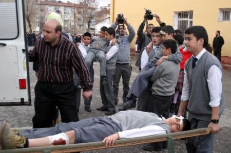 Yangın Tatbikatında, Öğrenci Ve Gazeteciler Duman Altı Oldu