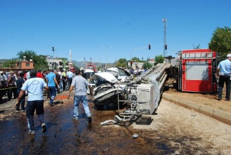 Yangına Giden İtfaiye Aracı Kamyonetle Çarpıştı:2 Ölü 2 Yaralı