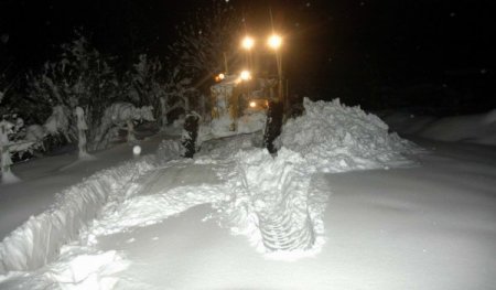 Yangına giden itfaiye kar engeline takıldı
