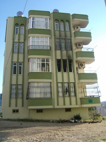 Yangına müdahale eden 4 itfaiyeci hastanelik oldu