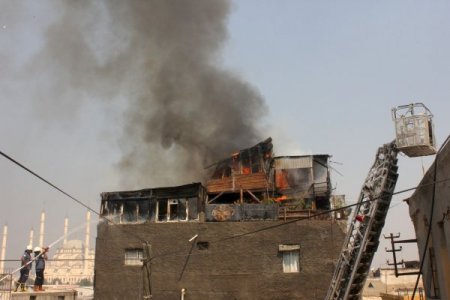 Yangına terasta bağlı olarak yakalanan 'Karabaş' isimli köpek sağ kurtuldu