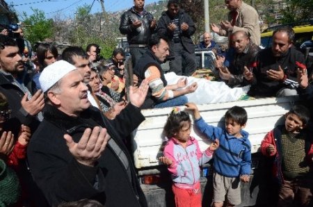 Yangında annesinin 4. kattan attığı çocuğun cenazesi toprağa verildi