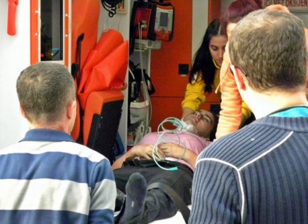 Yangında dumandan etkilenen genç kızı annesi ve komşuları kurtardı