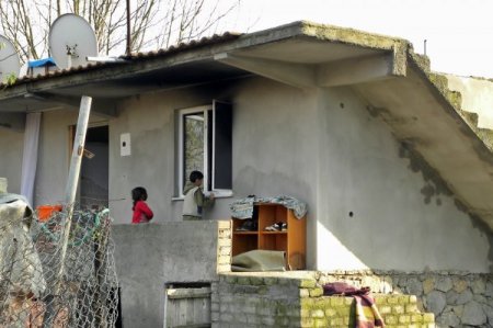 Yangında dumandan etkilenen genç kızı annesi ve komşuları kurtardı