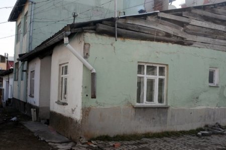 Yangında eşini ve çocuğunu kaybeden acılı anne eve yerleştirildi