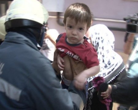 Yangında Mahsur Kalan Anne İle Çocuğunu İtfaiye Kurtardı