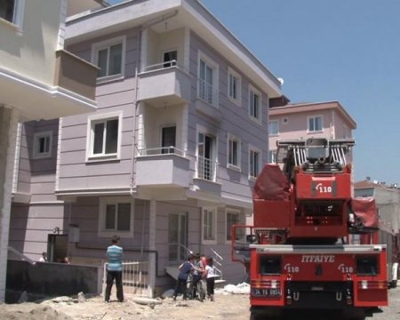 Yangında Mahsur Kalan Anne İle Çocuğunu İtfaiye Kurtardı