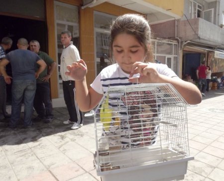 Yangında mahsur kalan kuşuna kavuştu, dünyalar onun oldu