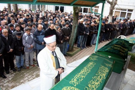 Yangında ölen iki kız kardeş ve halaları gözyaşlarıyla uğurlandı