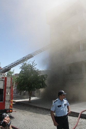 Yangını söndüren itfaiye erleri zehirlenmekten ayranla kendilerini korudu