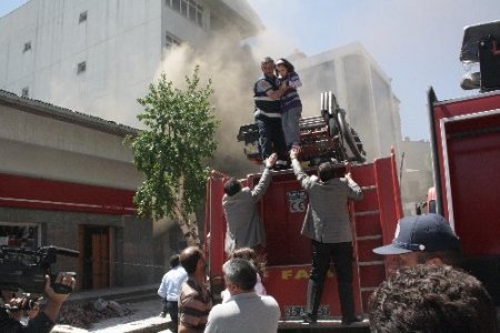 Yangını söndüren itfaiye erleri zehirlenmekten ayranla kendilerini korudu