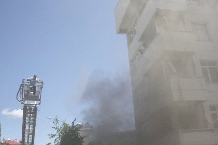 Yangını söndüren itfaiye erleri zehirlenmekten ayranla kendilerini korudu