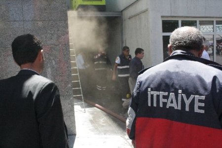 Yangını söndüren itfaiye erleri zehirlenmekten ayranla kendilerini korudu