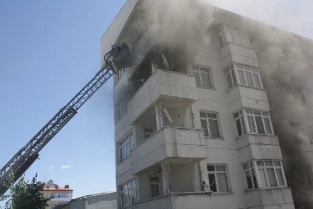 Yangını söndüren itfaiye erleri zehirlenmekten ayranla kendilerini korudu