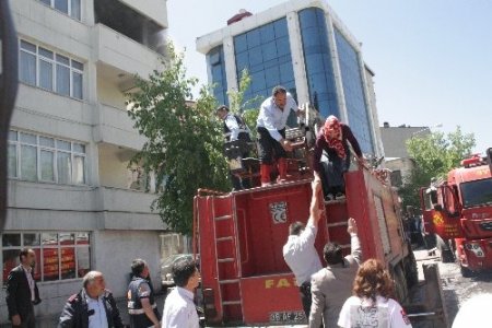 Yangını söndüren itfaiye erleri zehirlenmekten ayranla kendilerini korudu