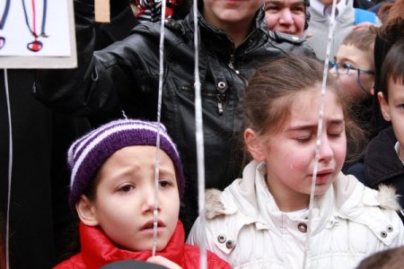 'Yanlışlıkla' tayin edilen öğretmenleri için ağladılar