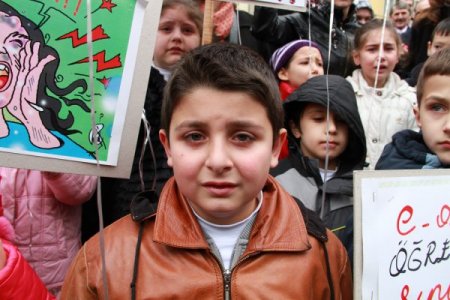 'Yanlışlıkla' tayin edilen öğretmenleri için ağladılar
