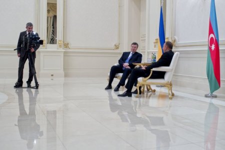 Yanukoviç, Azerbaycan’da temaslarda bulundu
