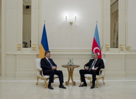 Yanukoviç, Azerbaycan’da temaslarda bulundu