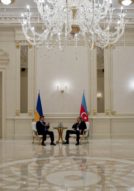 Yanukoviç, Azerbaycan’da temaslarda bulundu