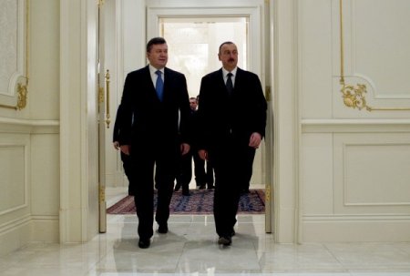 Yanukoviç, Azerbaycan’da temaslarda bulundu
