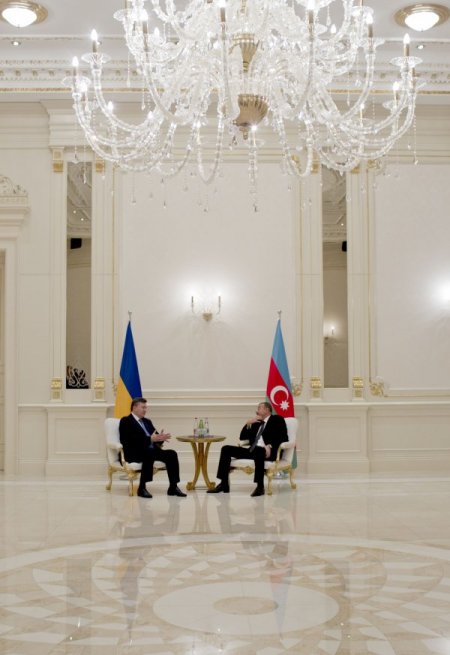 Yanukoviç, Azerbaycan’da temaslarda bulundu