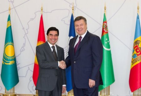 Yanukoviç ve Berdimuhamedov, Aşkabat'ta görüştü