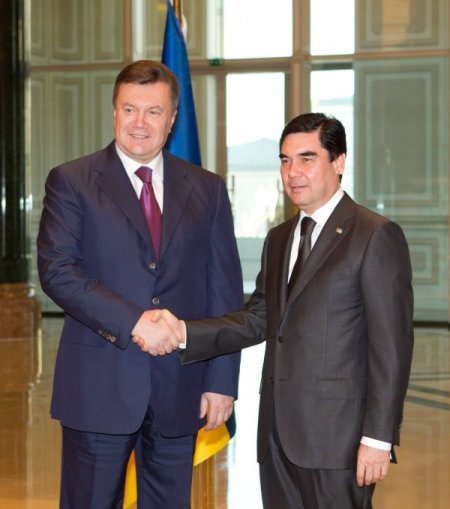Yanukoviç ve Berdimuhamedov, Aşkabat'ta görüştü