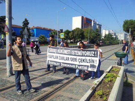 Yapılan zamları protesto eden öğrenciler kendini tren raylarına zincirledi