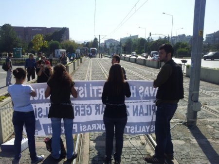 Yapılan zamları protesto eden öğrenciler kendini tren raylarına zincirledi