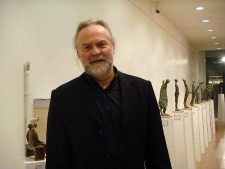 Yapıldıktan Sonra Vinçle Yerine Oturtulan Dev Heykeli Üç Hırsız Sırtlayıp Götürdü