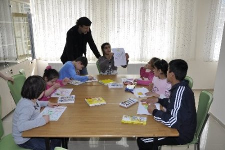 Yaptığı resimlerle otistik çocukları eğitiyor