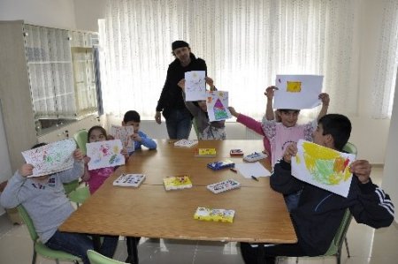 Yaptığı resimlerle otistik çocukları eğitiyor