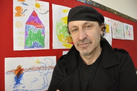 Yaptığı resimlerle otistik çocukları eğitiyor