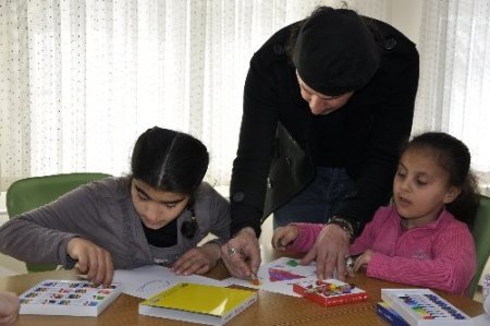 Yaptığı resimlerle otistik çocukları eğitiyor