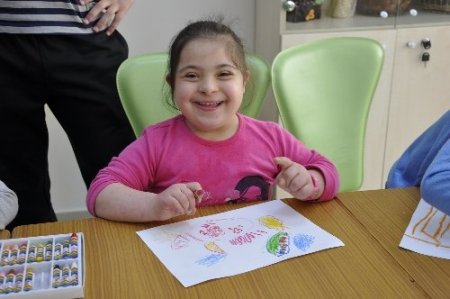 Yaptığı resimlerle otistik çocukları eğitiyor