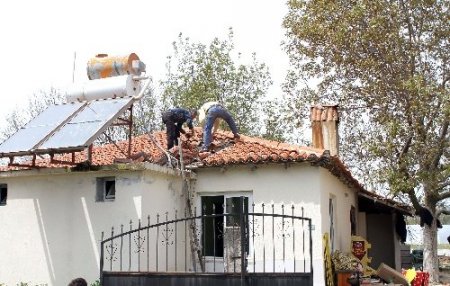 Yaptıkları evi, gözyaşlarıyla yıktılar