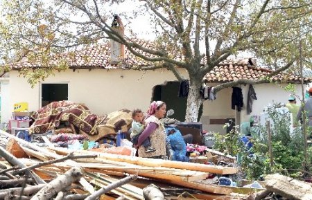 Yaptıkları evi, gözyaşlarıyla yıktılar