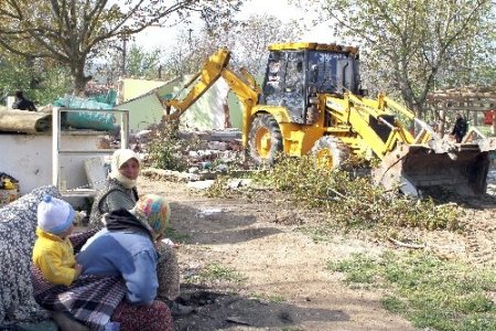 Yaptıkları evi, gözyaşlarıyla yıktılar