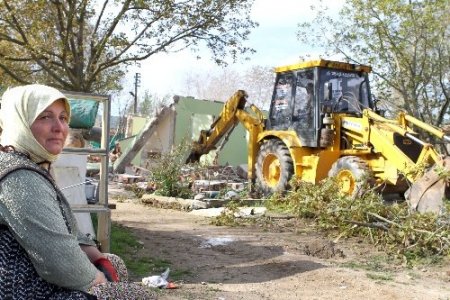 Yaptıkları evi, gözyaşlarıyla yıktılar
