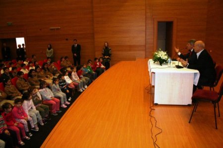 Yaptırdığı okulda ayakta alkışlandı