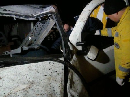 Yaralı sürücü hurdaya dönen aracını bırakmadı