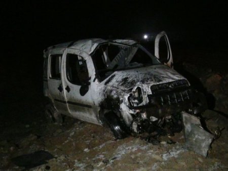 Yaralı sürücü hurdaya dönen aracını bırakmadı