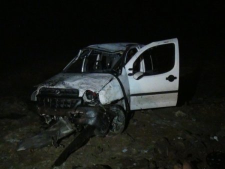 Yaralı sürücü hurdaya dönen aracını bırakmadı