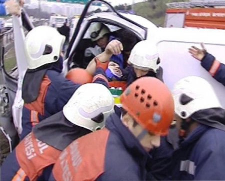 Yaralı Sürücüyü Sıkıştığı Araçtan İtfaiye Kurtardı