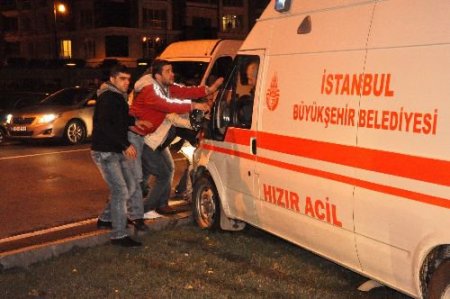 Yaralı Taşıyan Ambulans Çamura Battı, Ambulansı Vatandaşlar Kurtardı